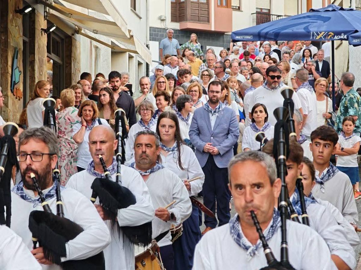 Desfile con la pregonera para lanzar el chupinazo.