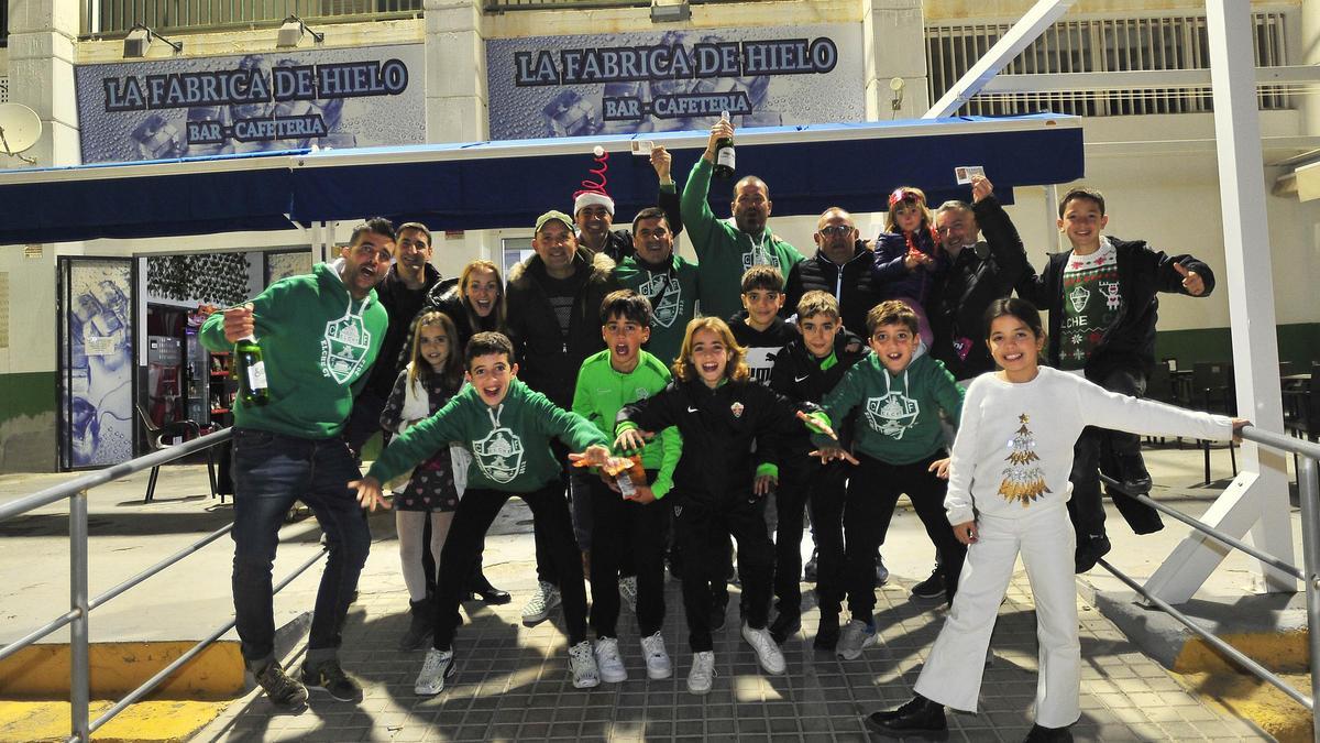 Padres de los alevines del Celtic Elche C.F. celebrando el cuarto premio junto al estadio Martínez Valero