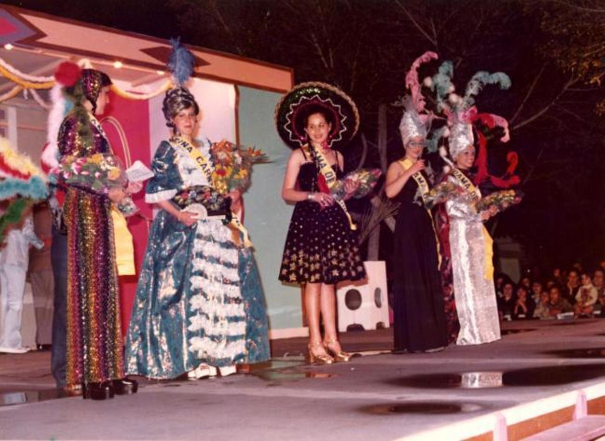 Rosa Delia González Santana -segunda por la izquierda-, primera reina del Carnaval de Las Palmas de Gran Canaria en 1976.
