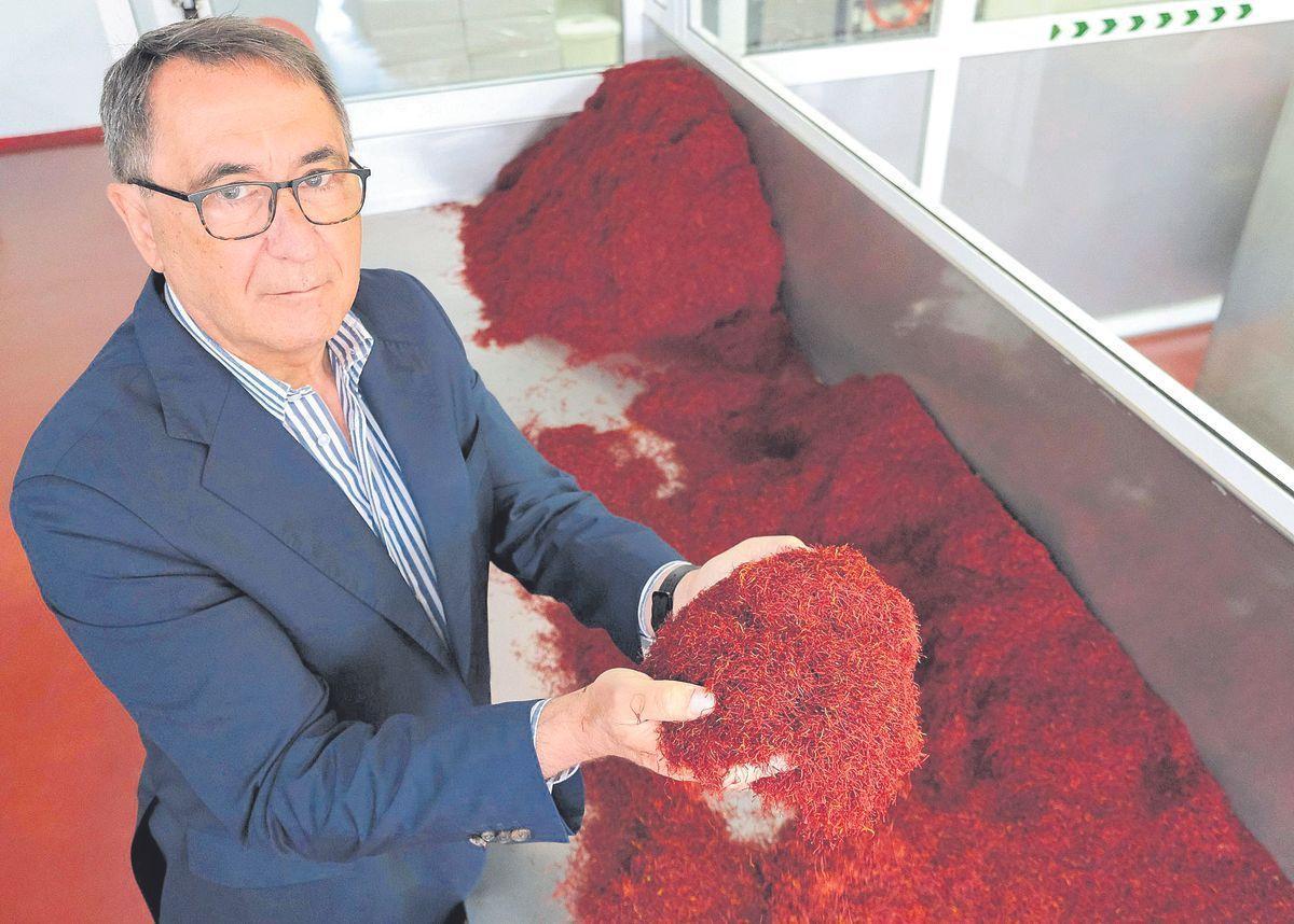 Jesús Navarro Navarro con el azafrán, la especia que dio origen a la empresa.