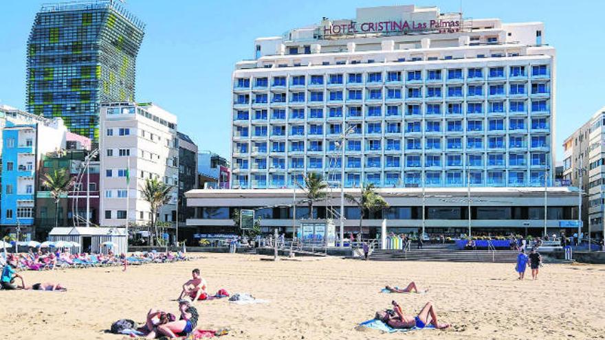 Panorámica de la fachada del Hotel Cristina frente a la playa de Las Canteras.