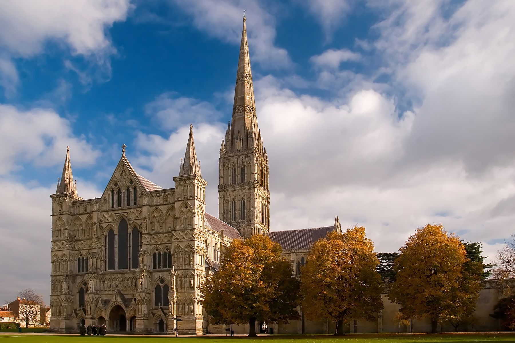 La catedral de Salisbury domina el horizonte de forma majestuosa.