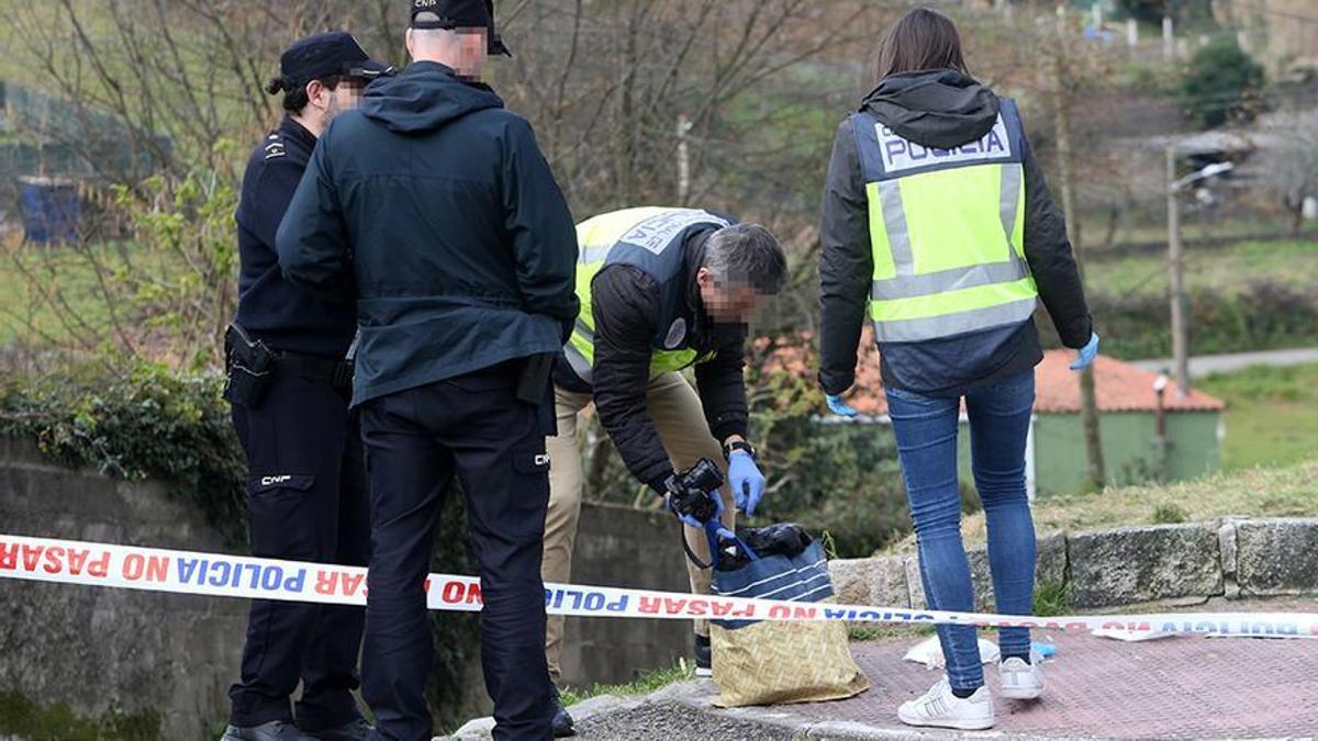 Policías recogiendo evidencias en el lugar en el que se produjo la agresión.