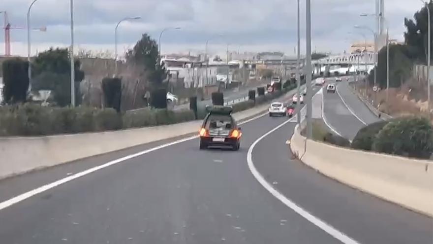 Un coche fúnebre circula con la puerta abierta en Ibiza