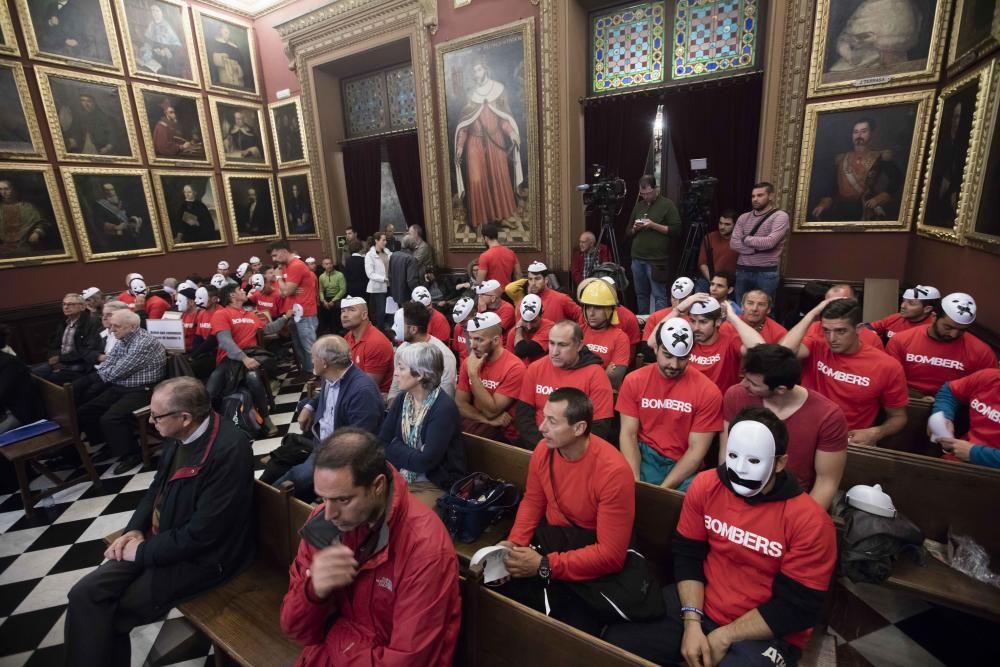 Los bomberos protestan en Cort con máscaras