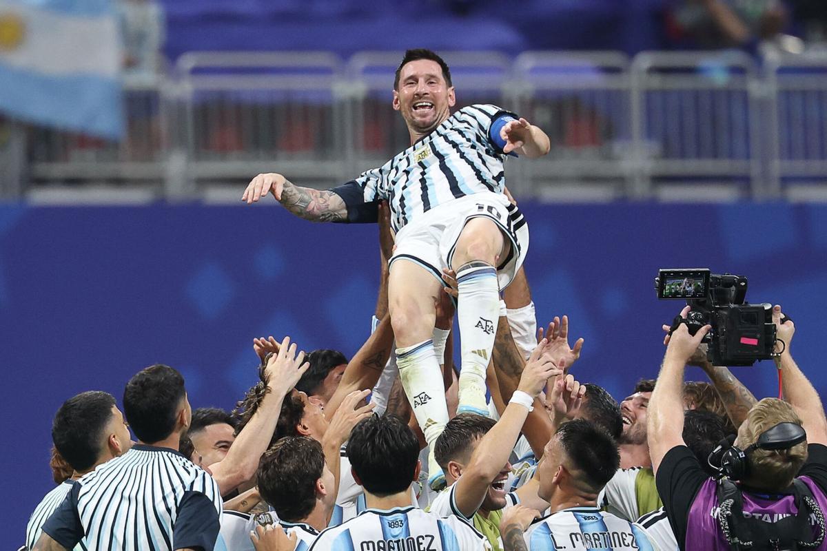 Los jugadores de Argentina aúpan a Lionel Messi al final del partido de octavos entre Argentina y Egipto (3-2).