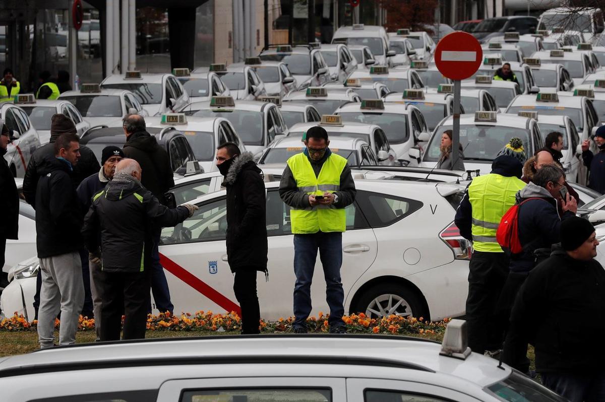 Concentración de taxistas en las inmediaciones del recinto ferial de Ifema, en Madrid, en el segundo día de la huelga indefinida del sector 