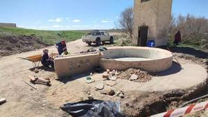 Alumnos trabajan en la recuperación del antiguo pilon de Otero de Sariegos.