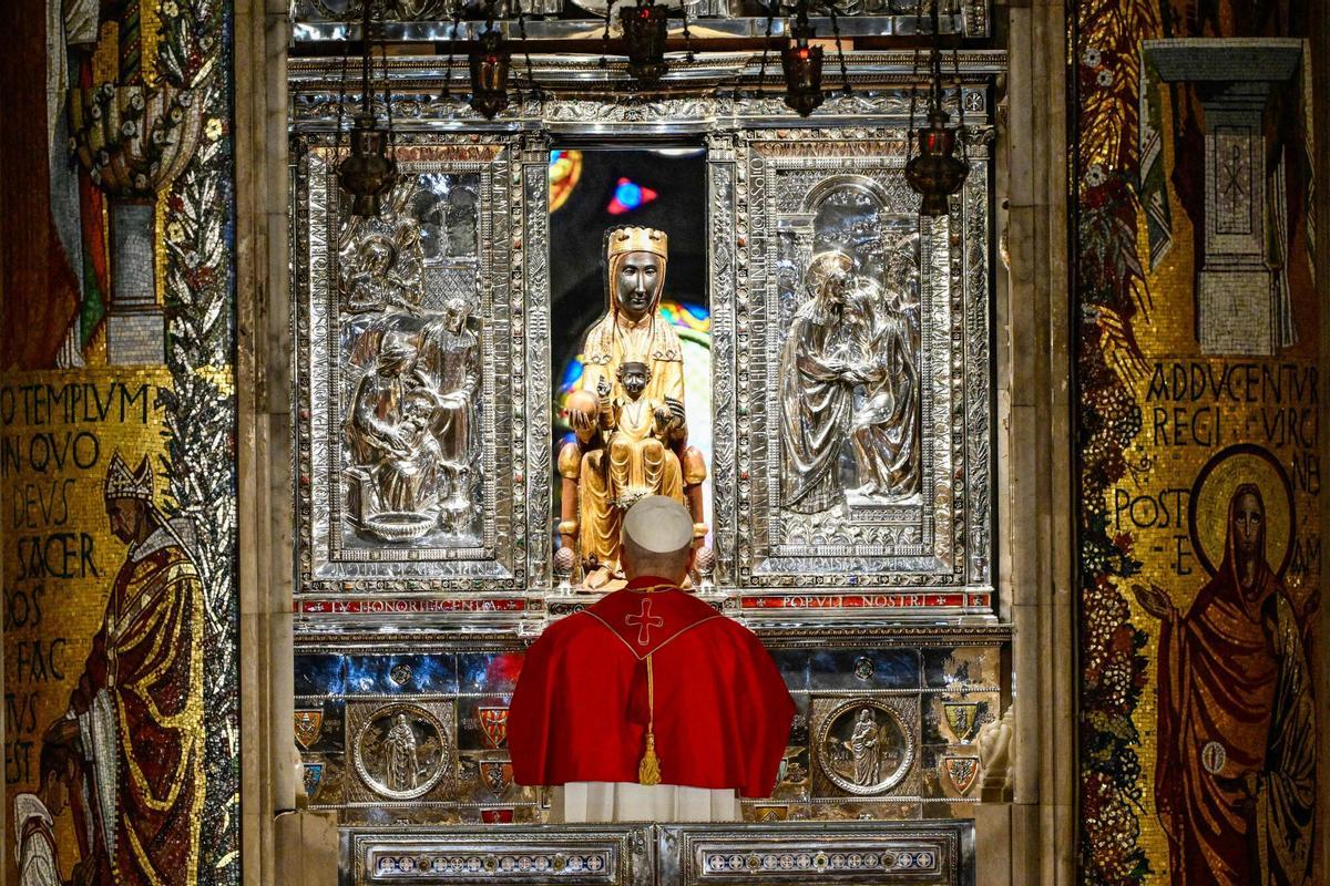 El Papa Lleó alça el català als peus de la Moreneta i agraeix l’esperit d’acollida en una jornada de fervor