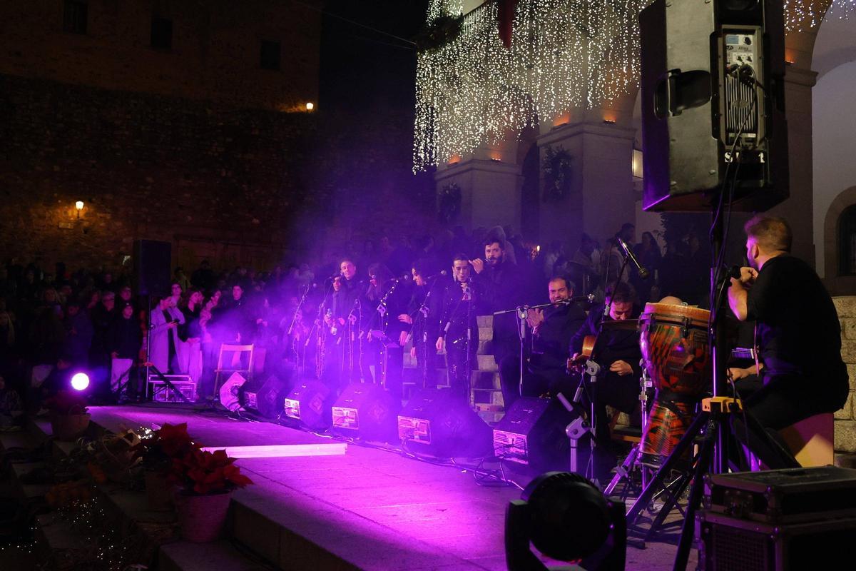 Fotogalería | Así ha sido la multitudinaria Zambombá flamenca en la plaza Mayor de Cáceres