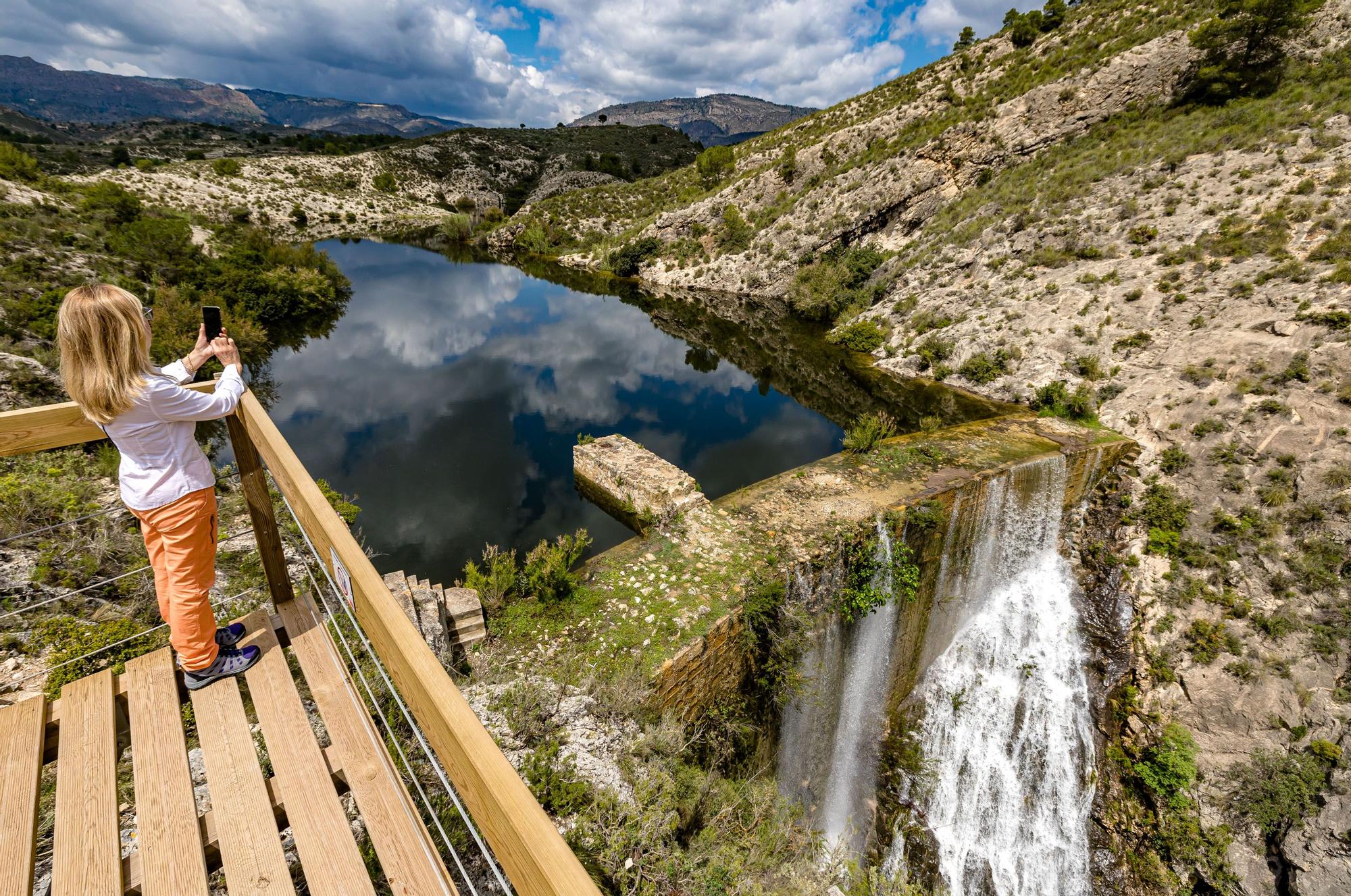 El pantano de Relleu, con 400 años de historia, está en desuso desde que en los años 40 se construyera el del Amadorio, de mayor capacidad pero en él se sigue almacenando agua cuando llueve como ha ocurrido las últimas semanas. Tanta que se ha desbordado por la parte más alta y deja una imagen única con una cascada cayendo al estrecho barranco de 40 metros.