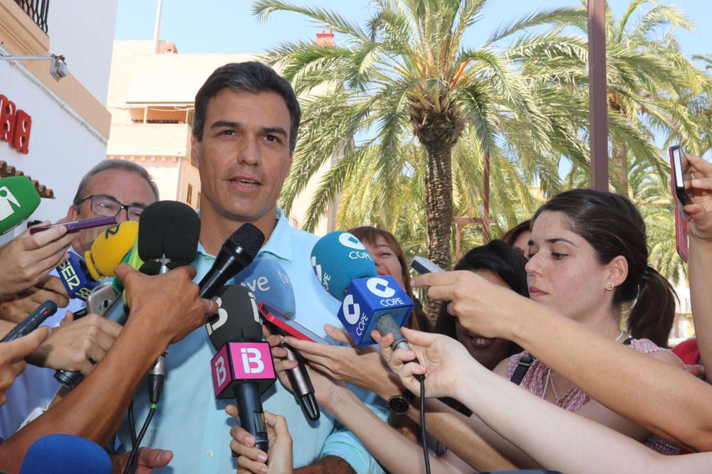 Pedro Sánchez pasea por el puerto de Ibiza