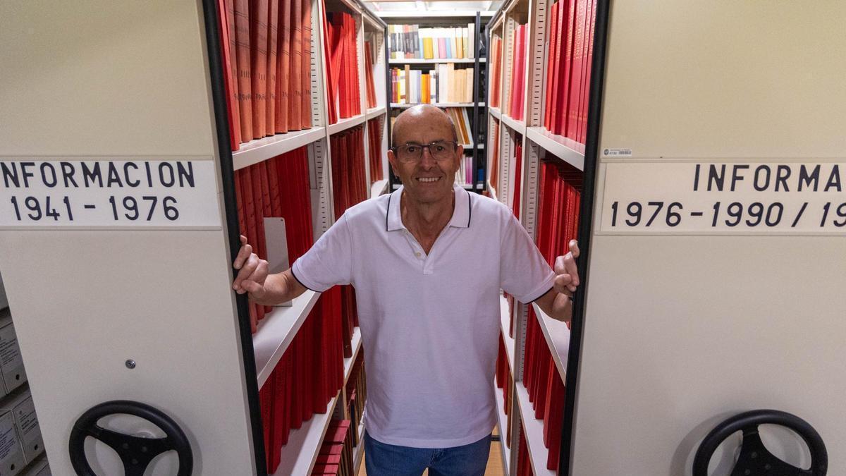 Santiago Linares en la hemeroteca del Archivo Municipal de Alicante dedicada a INFORMACIÓN.