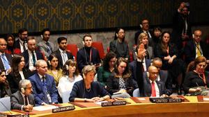 El embajador adjunto de Estados Unidos ante la ONU, Robert Wood, levanta la mano en el Consejo de Seguridad de las Naciones Unidas en la votación sobre el alto al fuego en Gaza.