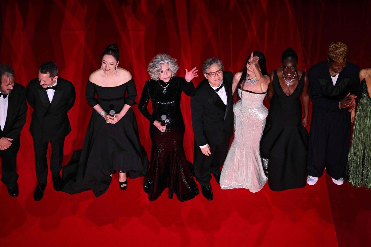 El director neozelandés Peter Jackson, el actor estadounidense Elijah Wood, la actriz china Gong Li, la actriz estadounidense Jane Fonda, el director y productor surcoreano Park Chan-Wook, la actriz y productora estadounidense Demi Moore, la actriz franco-maliense y maestra de ceremonias Eye Haidara y el actor marfileño Isaach De Bankole