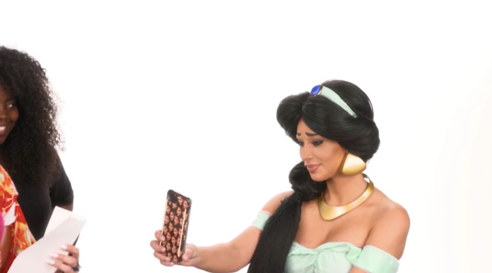 Kim Kardashian caracterizada como Jasmine