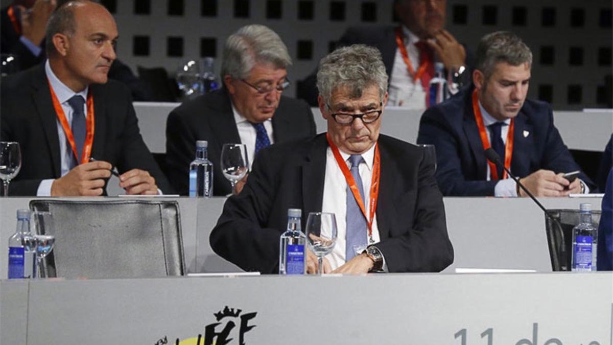 La FIFA sanciona a la Federación Española que preside Ángel Villar