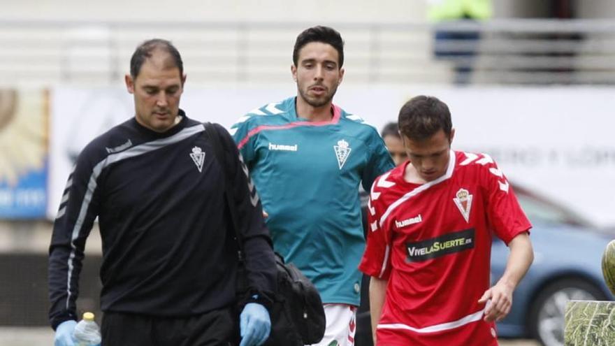 Jordi Hostench se retira lesionado del encuentro ante el Mérida, atrás Pumar se prepara.