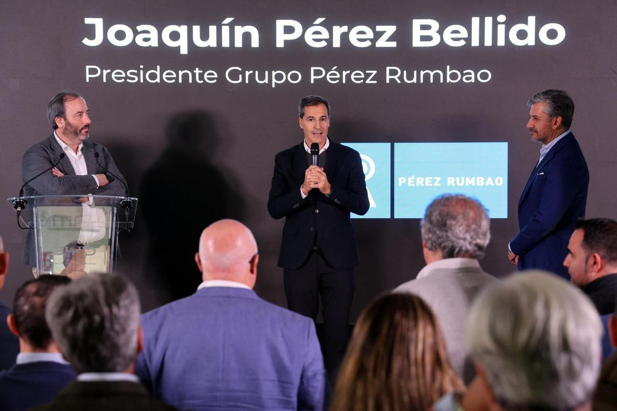 Jacobo Ramos, Joaquín Pérez y Alberto de Aza en la inauguración del concesionario de BYD en Vigo.