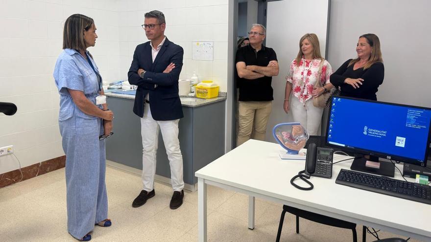 Rosabel Ribes y el alcalde de Almussafes, Toni González, en la visita a la nueva unidad del centro de salud.
