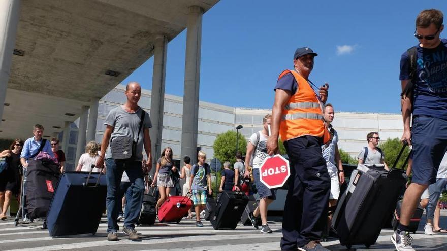 Turistas abandonando la terminal de llegadas del aeropuerto de Son Sant Joan.