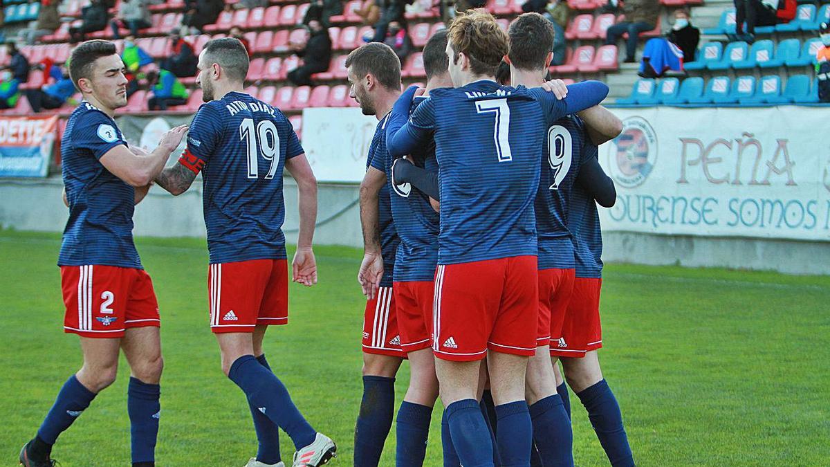 Los jugadores del Alondras celebran uno de los goles anotados ante la UD Ourense. |  // IÑAKI OSORIO