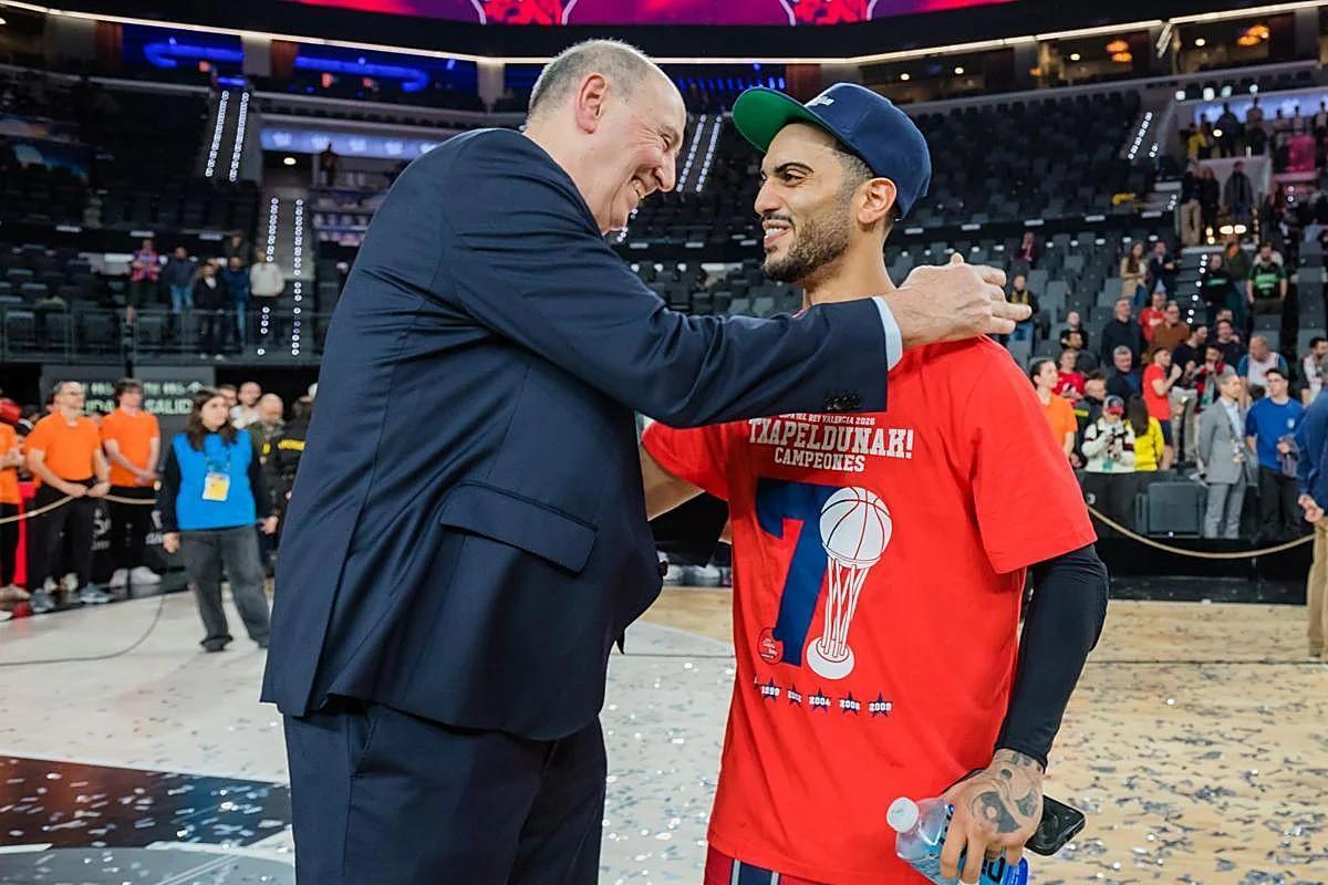 Josean Querejeta felicita a Markus Howard tras la consecución de la Copa del Rey
