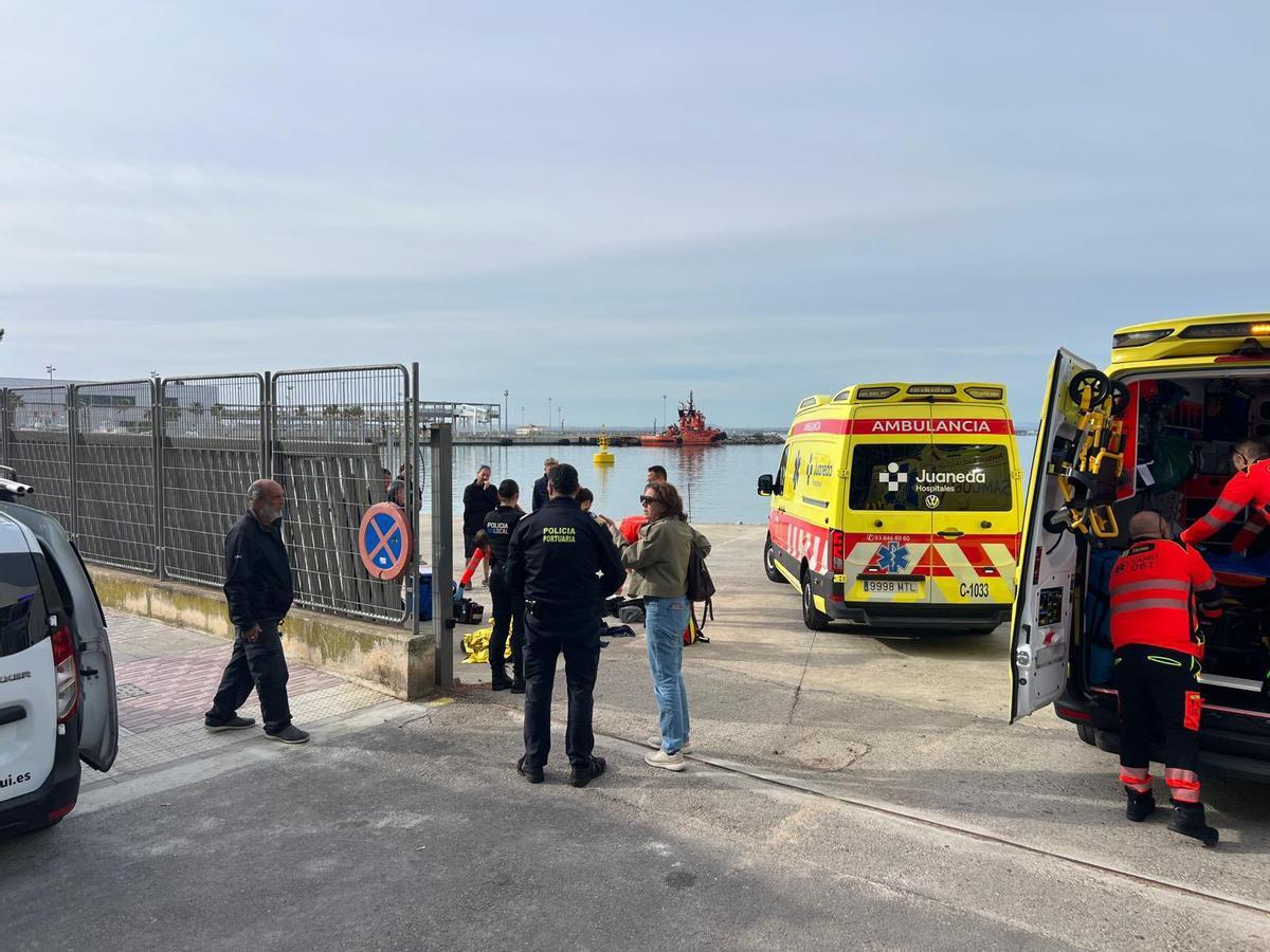 Asistencia al trabajador herido al desprenderse una puerta metálica en el puerto de Alcúdia.