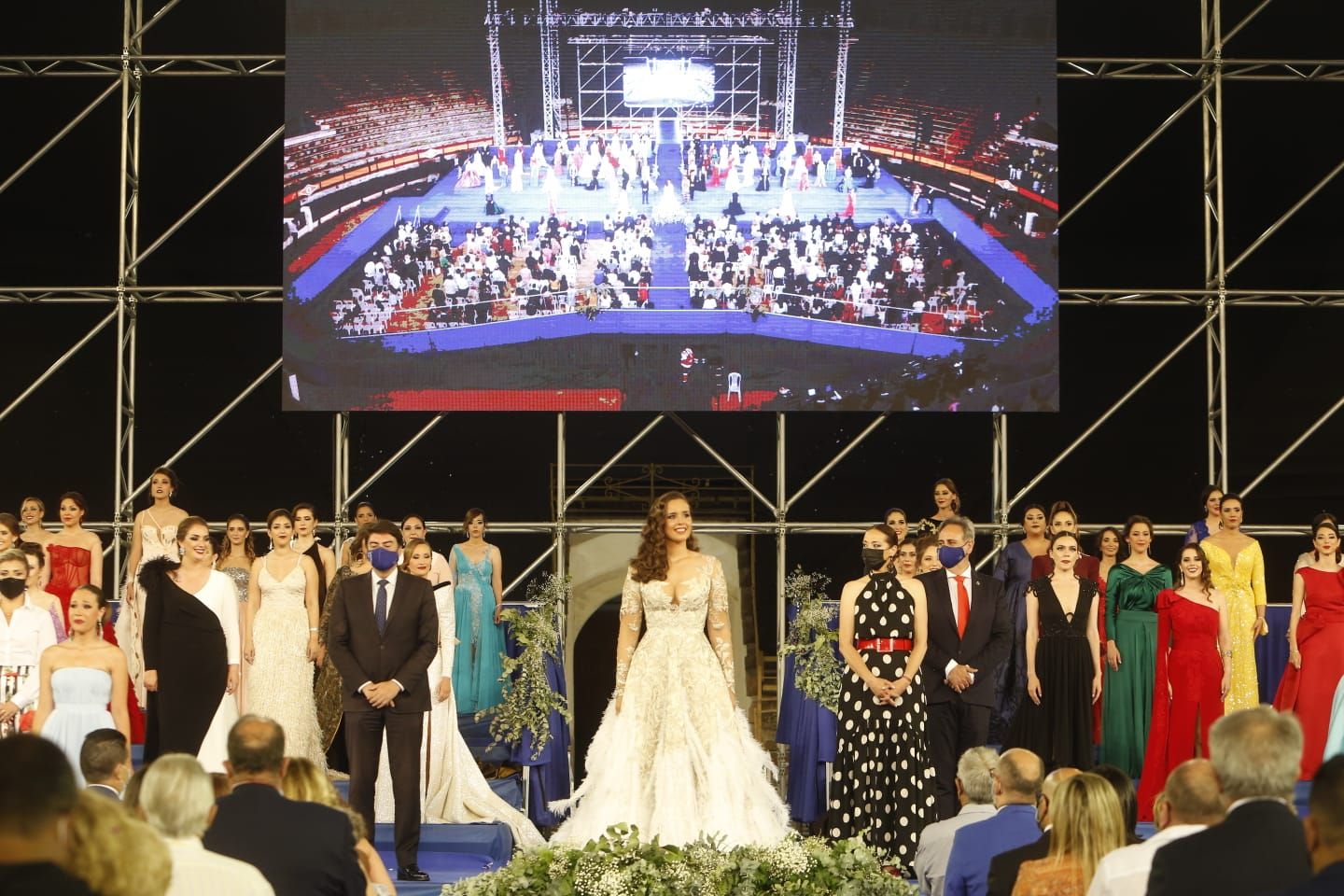 Las 79 aspirantes a Bellea del Foc desfilan en la Gala de Candidatas tras un año de espera