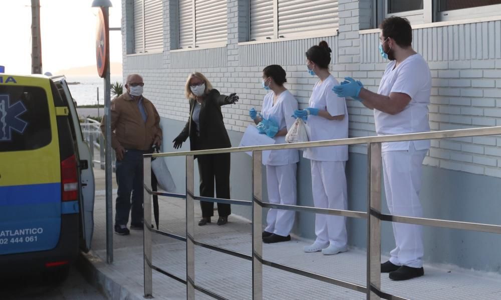 Algunos de los ancianos sanos de Barreiro a su llegada al Centro de Panxón. // R. Grobas