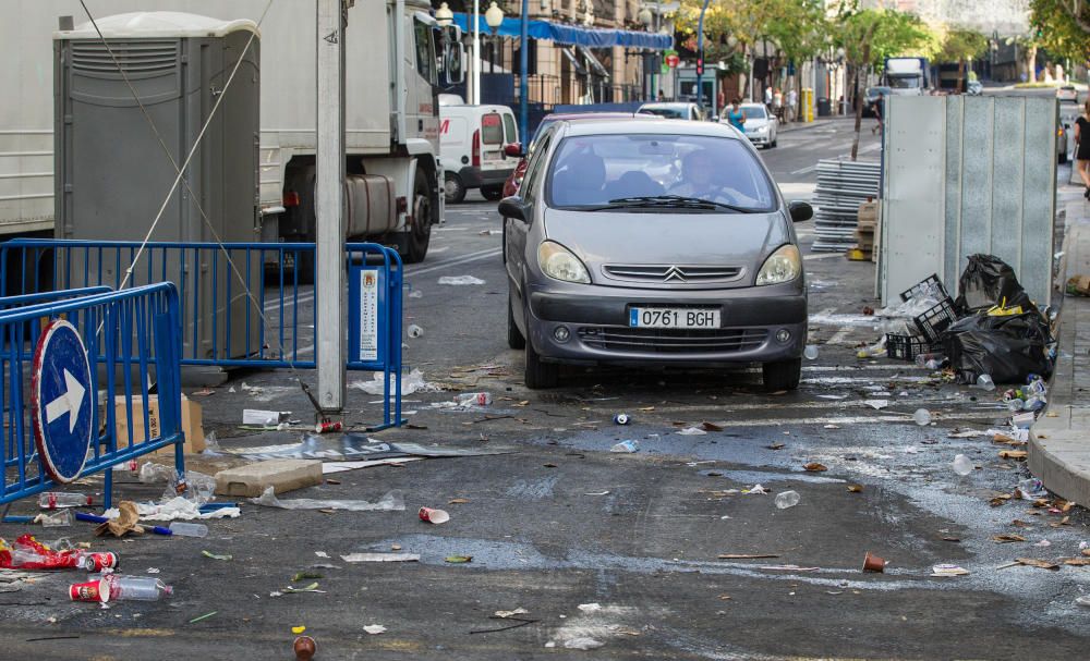 Las calles de Alicante se recuperan poco a poco de las fiestas