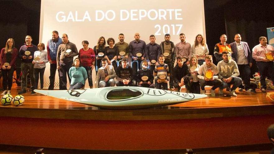 Foto de familia de la Gala del Deporte de Tomiño, con los galardonados y representantes locales. // D.B.M.