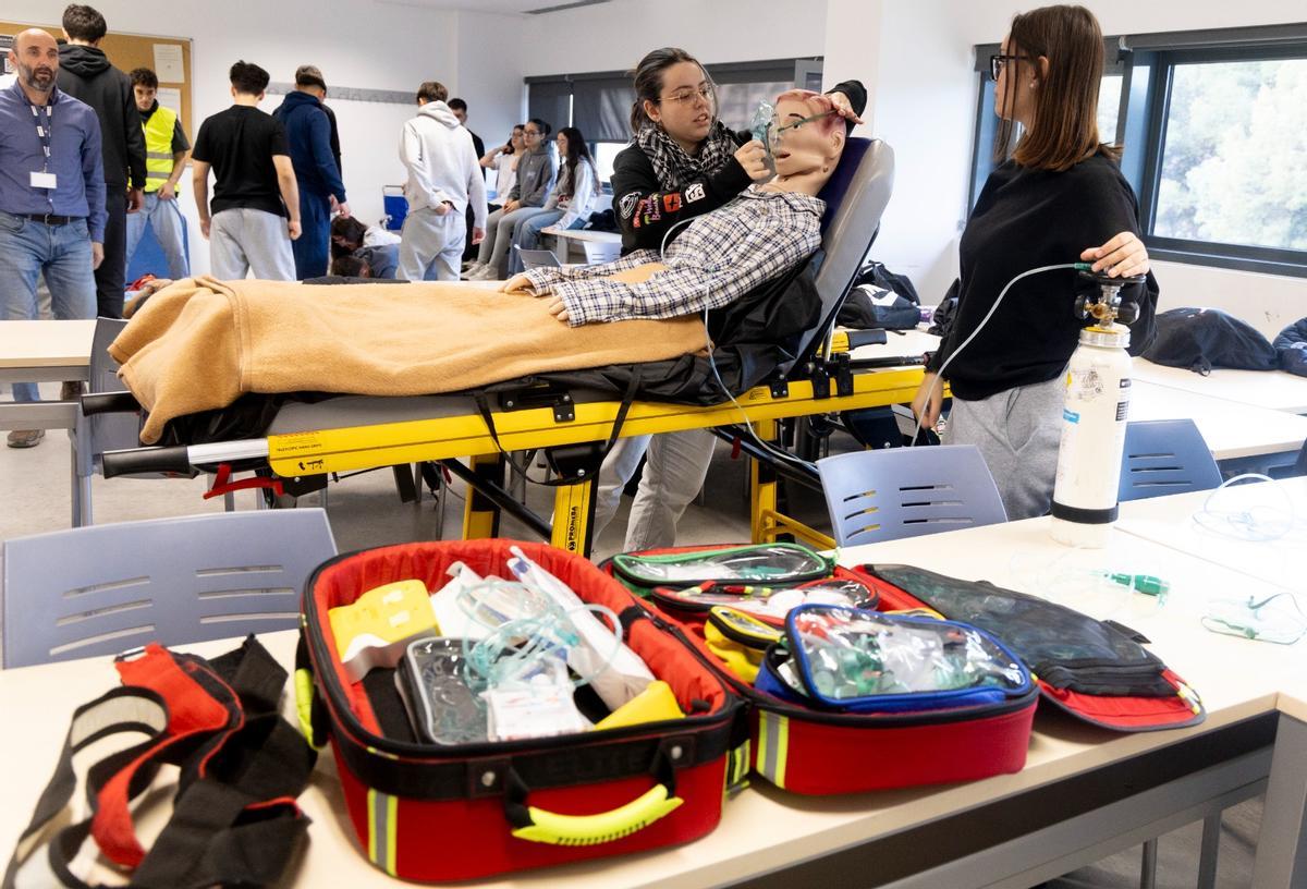 Una clase práctica de emergencias en el centro de FP de Cruz Roja