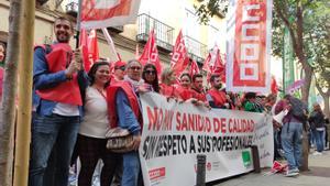 Trabajadores ante la Consejería de Sanidad este jueves