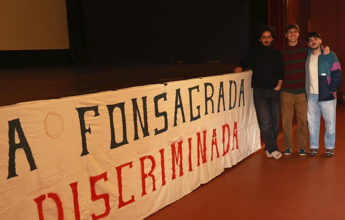 Parte do equipo do documental «360 curvas», onte en Vigo, na presentación celebrada no Cine Teatro Salesianos. | JOSE LORES