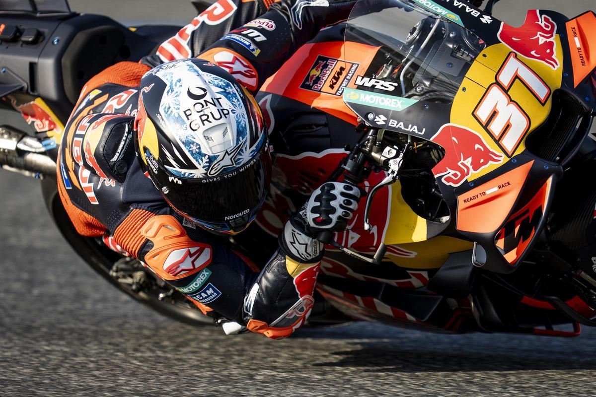 Pedro Acosta (KTM) gana su primera minicarrera en MotoGP, hoy, en Buriram (Tailandia).