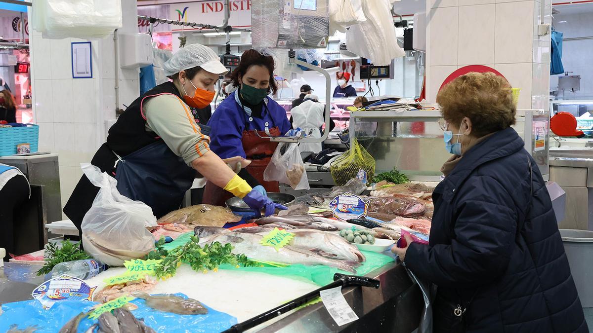 Vigueses en los puestos de pescado del mercado de O Calvario, ayer.