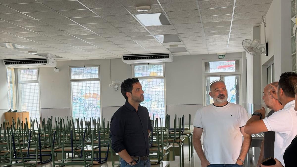 Sagredo y Mora visitando un aula del CEIP Sanchis Guarner de Paterna ya climatizada.