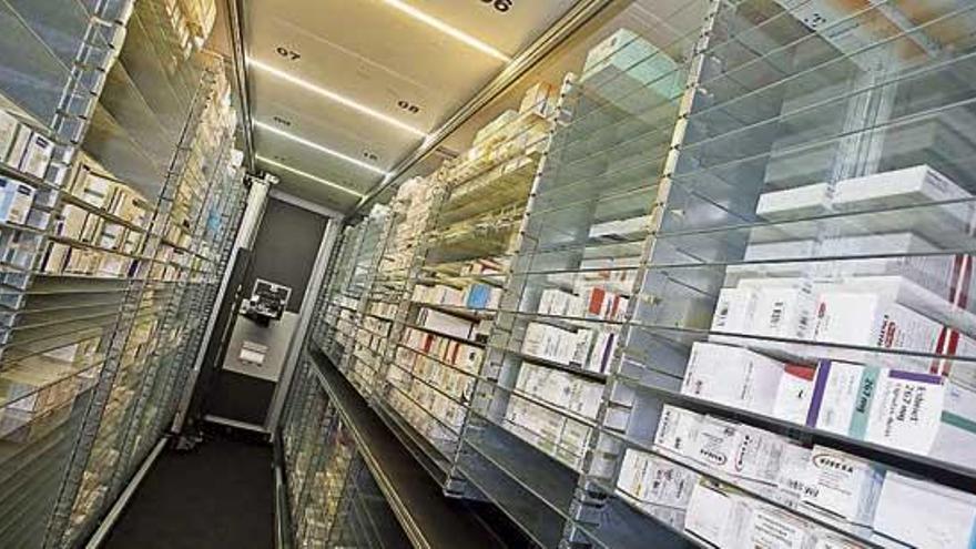 Envases de medicamentos en el almacén de una farmacia hospitalaria.