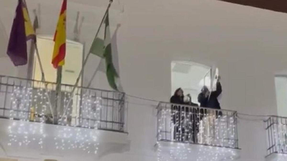 Captura del vídeo difundido por las redes sociales del alcalde de Luque con los platilllos con los que dio las campanadas la pasada Nochevieja.