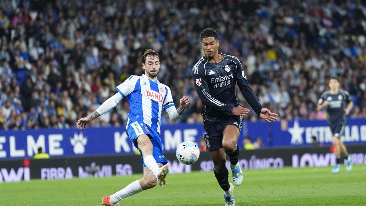 Real Madrid'a Jude Bellingham vies for the ball against Espanyol's Fernando Calero during the Spanish LaLiga soccer match between Espanyol and Real Maddrid at RCDE Stadium, in Barcelona, Catalonia, Spain, 3 May 2026. EFE/Siu Wu