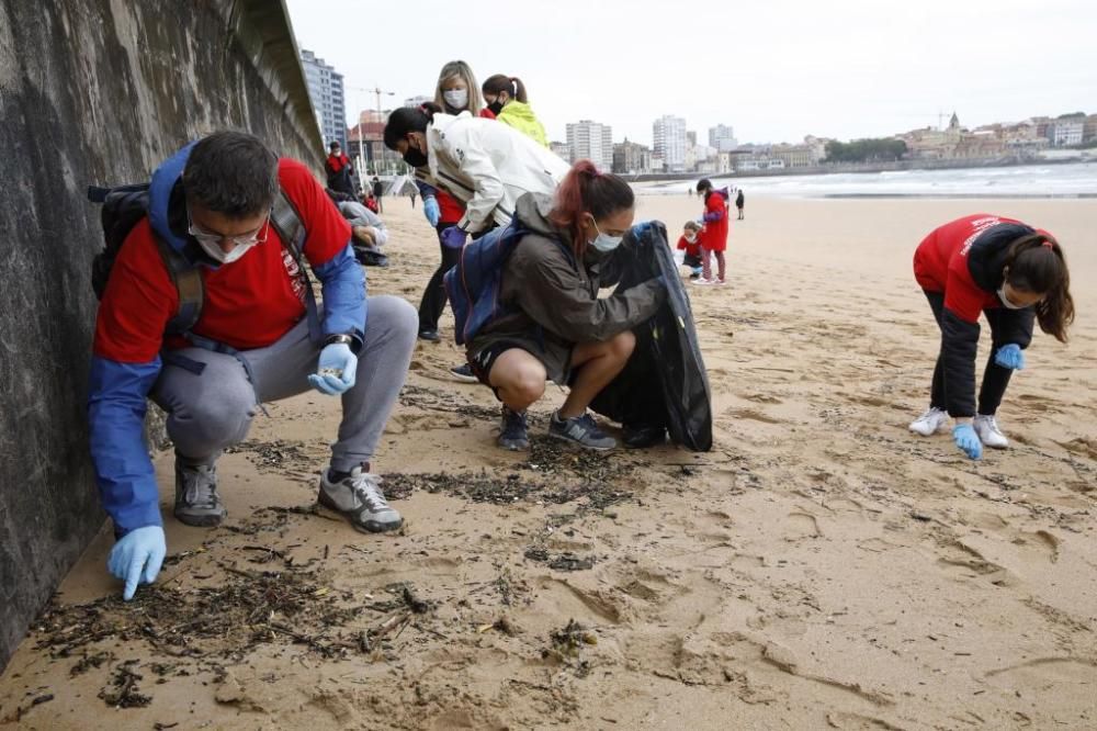 Recogida de plásticos en San Lorenzo (Gijón)