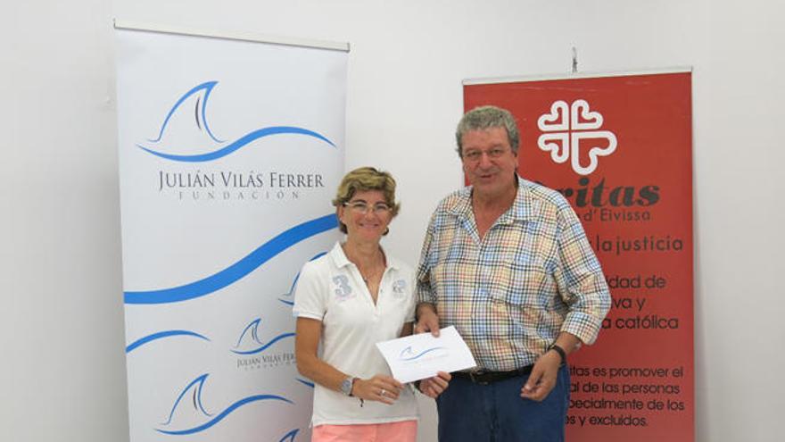 Marta Vilás entrega el cheque al director de Cáritas.