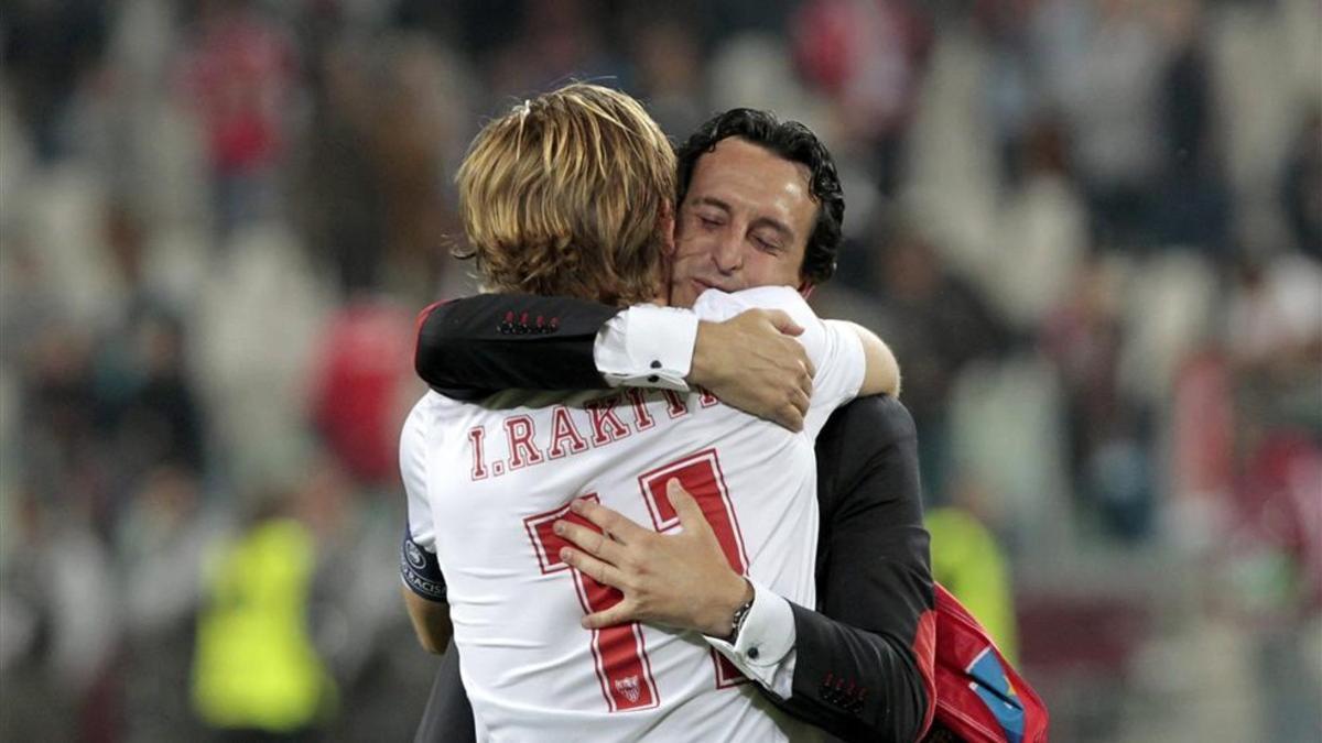 Rakitic y Emery abrazándose en su etapa en el Sevilla