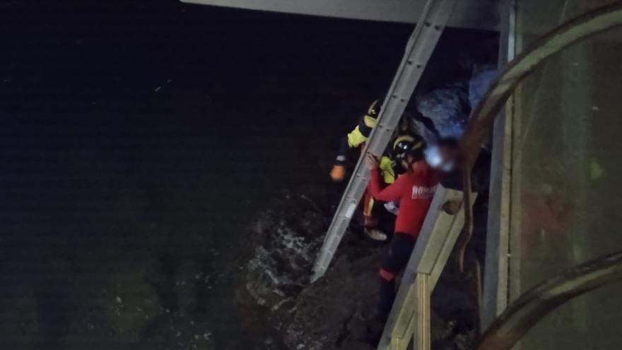 El joven rescatado frente a El Muelle fue lanzado al mar durante una pelea