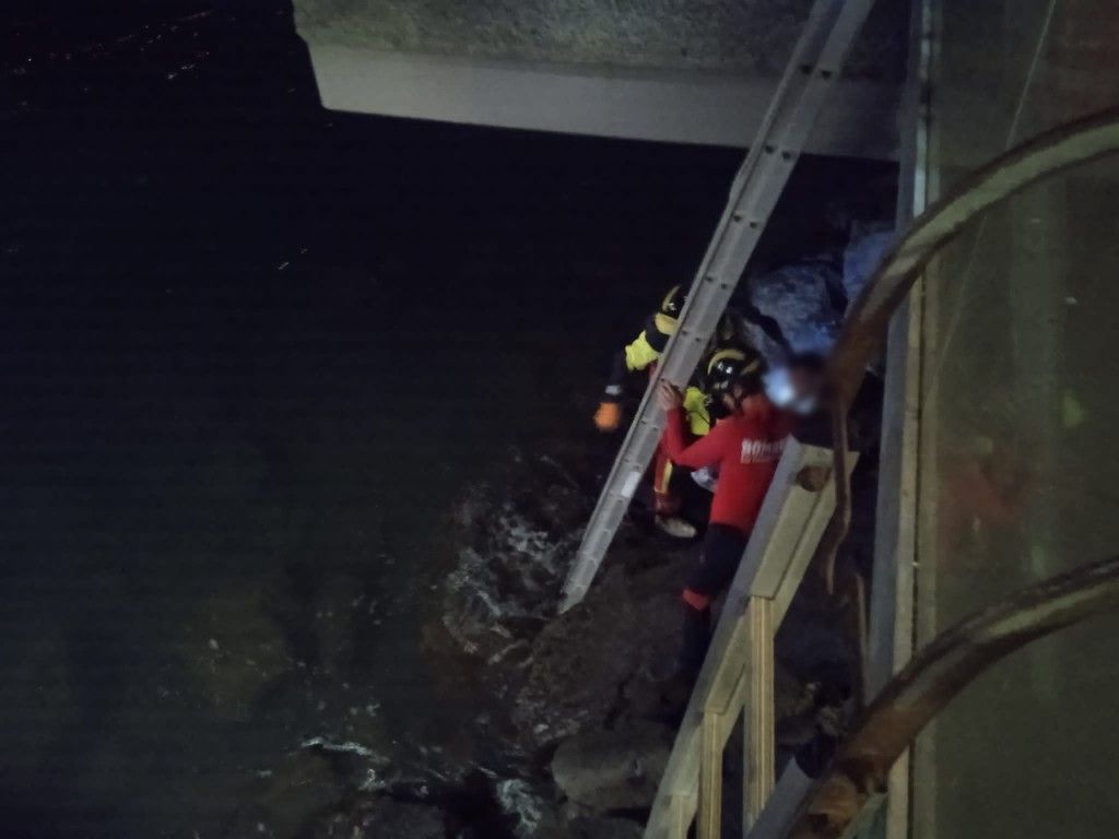 Cae al mar de madrugada en el Muelle Santa Catalina