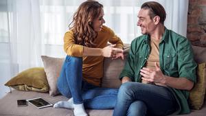 Pareja hablando