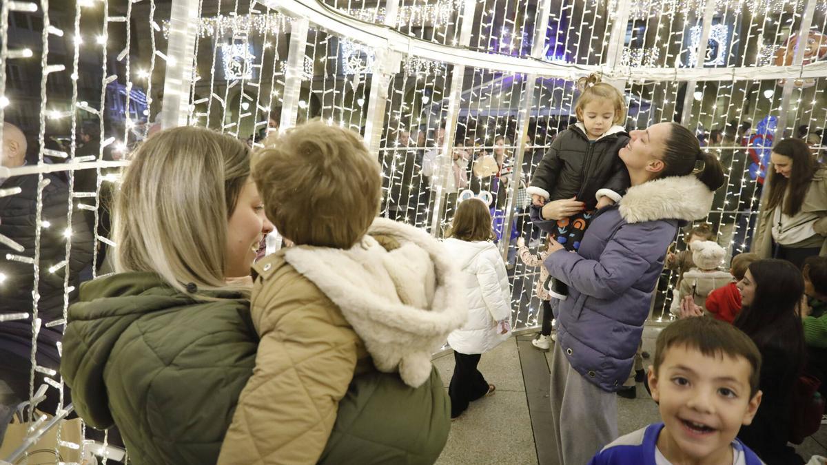 Aspecto de la plaza de España, tras el encendido de las luces de Navidad. NAVIDAD. ENCENDIDO DE LA ILUMINACION NAVIDEÑA. AVILES