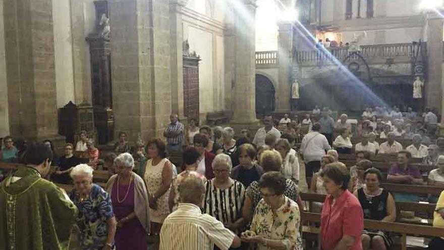 Un centenar de personas asiste a la cena de la Asociación contra el Cáncer en Vezdemarbán