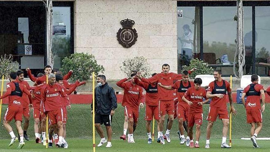 El preparador físico del Real Mallorca, Dani Pastor, dirige la sesión de entrenamiento que protagonizó ayer la plantilla bermellona en Son Bibiloni.